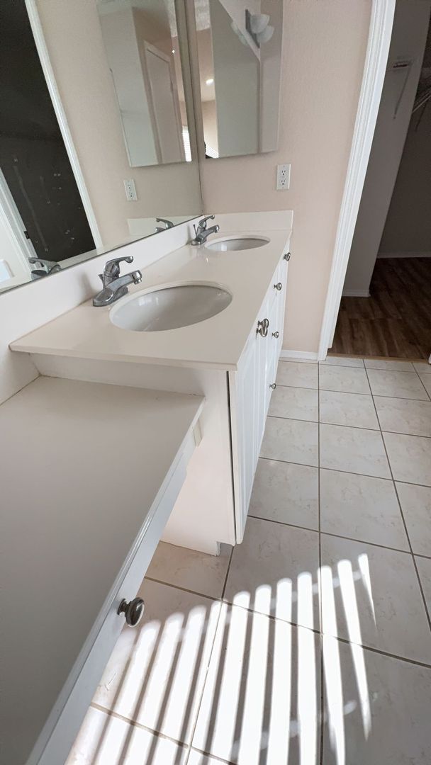 Building Photo - 3 BEDROOM VICTORVILLE HOME