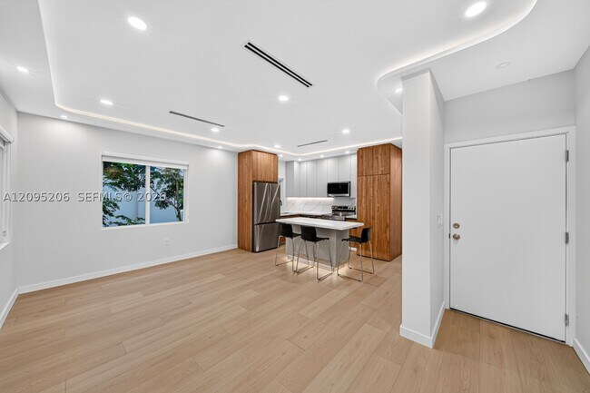 Building Photo - 928 Bird 3