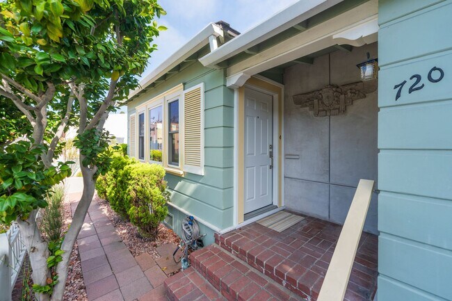 Building Photo - Classic Hermosa Beach Home!