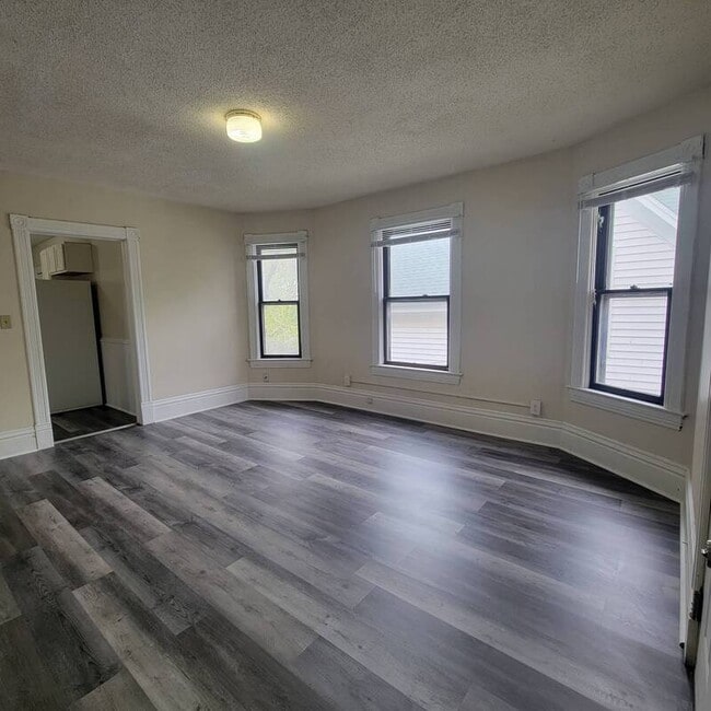 Building Photo - 849 6th St E