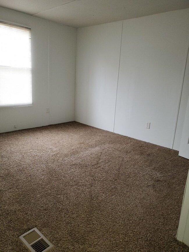 Building Photo - Ready to Move in