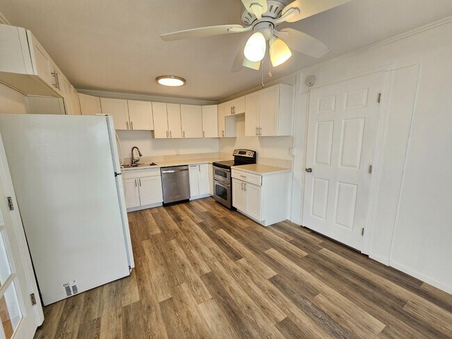 Foto del edificio - 1 bedroom 1 bath Apartment. NO parking. Upstairs unit.