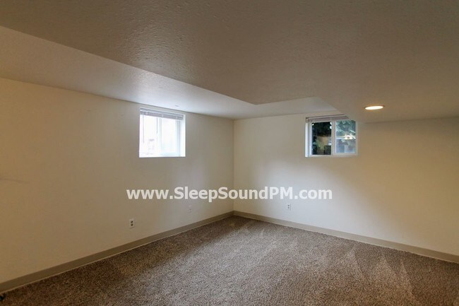 Building Photo - Two Bedroom Duplex Near Reed College