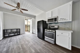 Building Photo - 28 Lakeway St