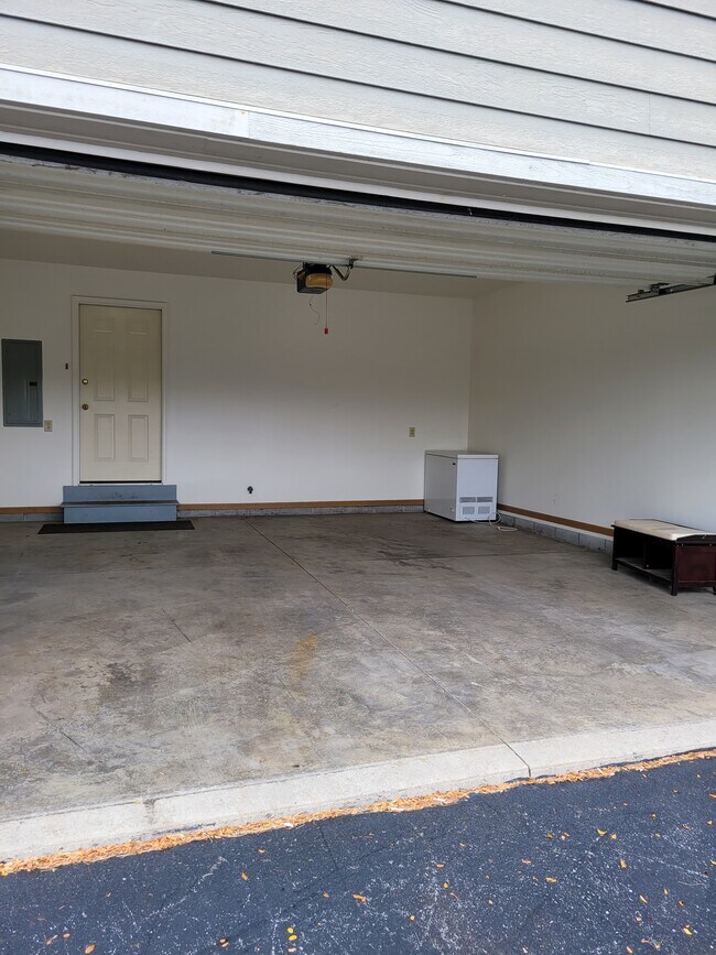 Cochera - 119 W Meade Ave