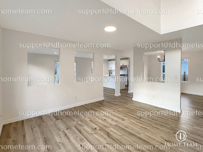 Foto del edificio - "Spacious 4-Bed Oasis with Scenic Views in Prime Seattle Location!"