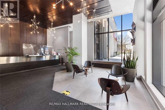 Photo du bâtiment - 55 Regent Park Blvd