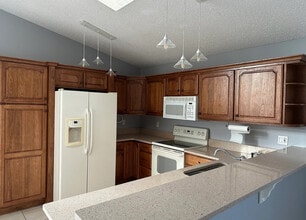 Building Photo - 30030 Cove Ct E