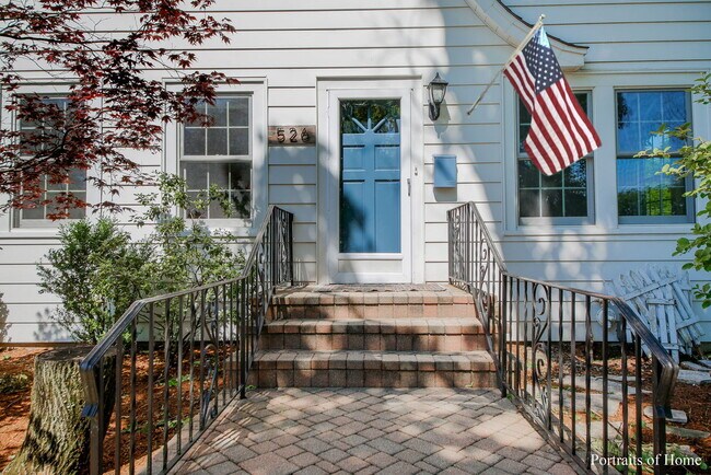 Building Photo - 526 S Knollwood Dr