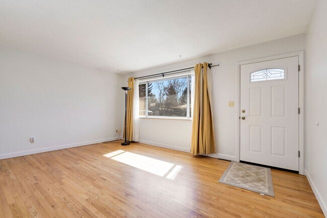 Foto del edificio - Updated 4 Bedroom Home in South College Heights