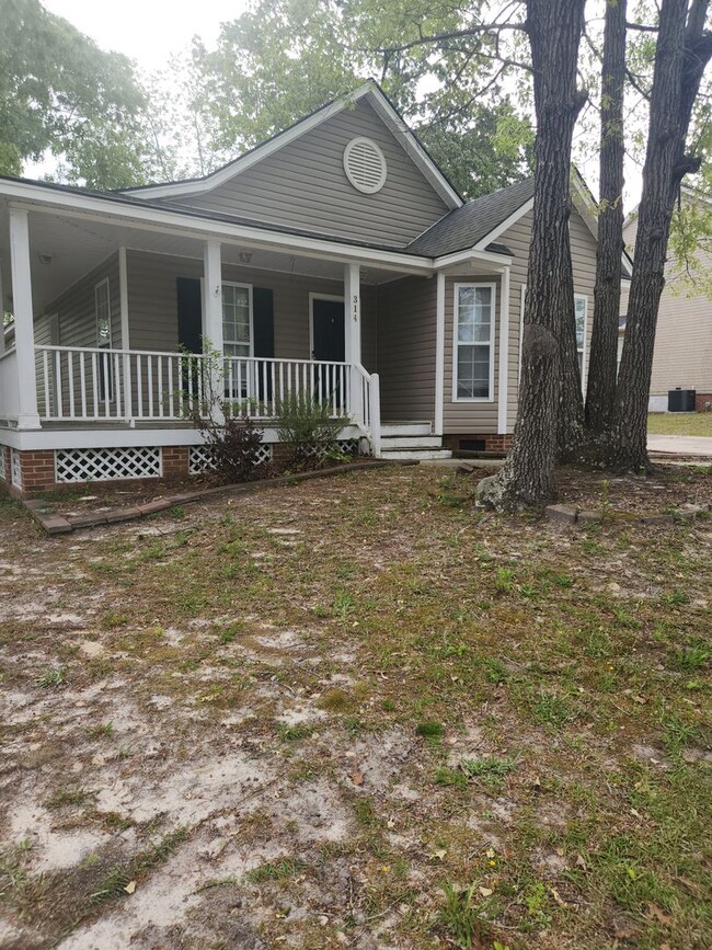 Building Photo - Lovely 4 Bedroom 2 Bath Coming Available 5/1