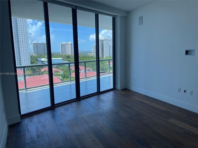 Foto del edificio - 3250 NE 188th St