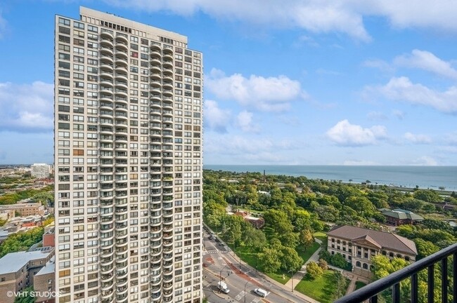 Building Photo - 1960 N Lincoln Park W