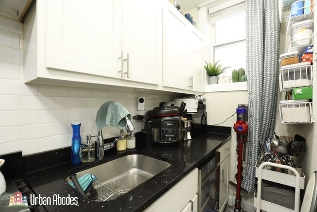 Building Photo - 655 W Roscoe St