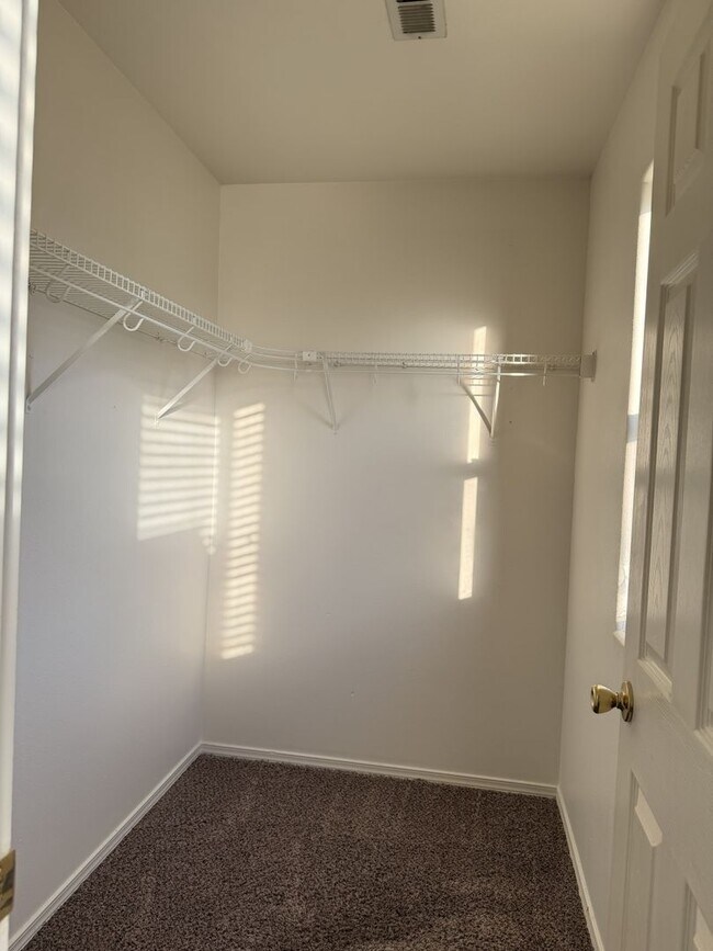 Building Photo - 3 Bedrooms Townhouse for Rent