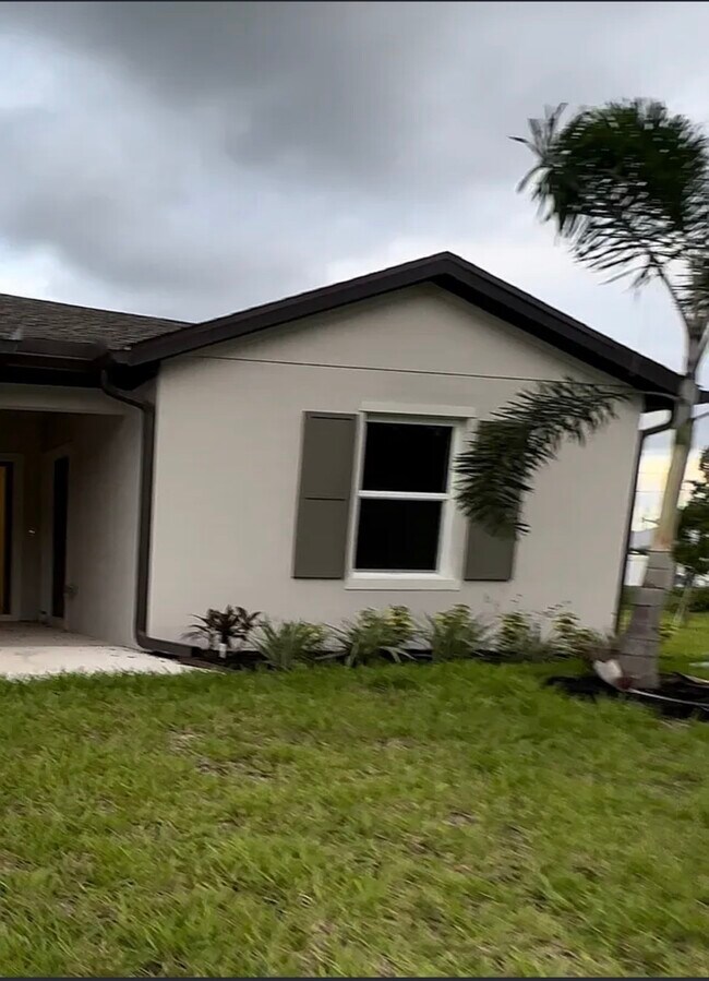 Building Photo - 4613 SW Junietta Ter
