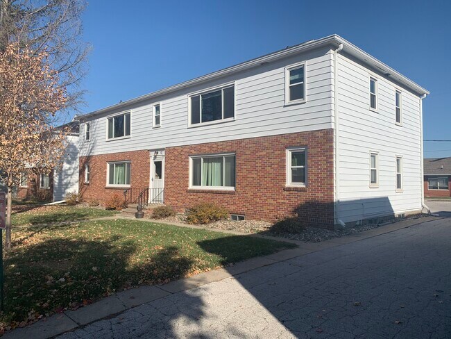 Building Photo - 209 SW Cherry St