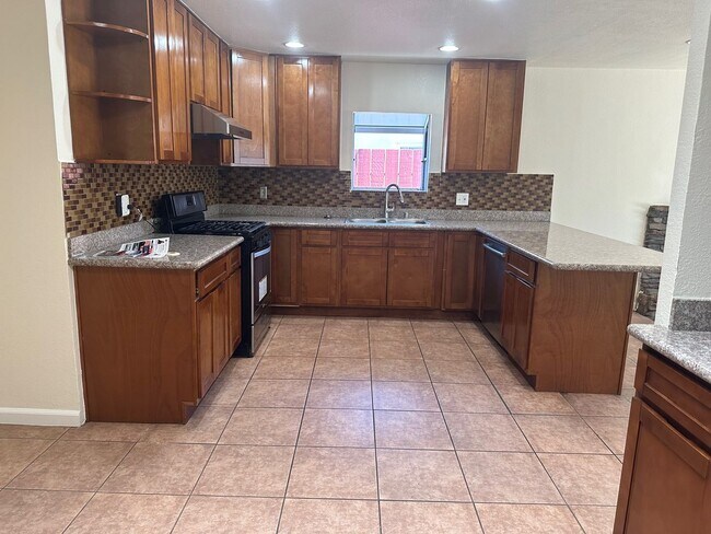 Building Photo - 4 Bedroom, 2 Bathroom Single Family Home i...