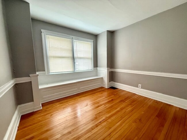 Building Photo - PERFECT 1 Bedroom Move-In Ready!