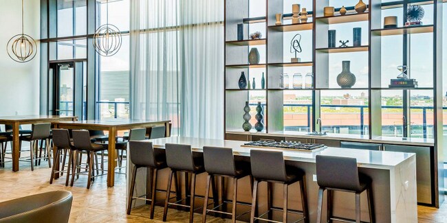 Building Photo - 909 W Altgeld St