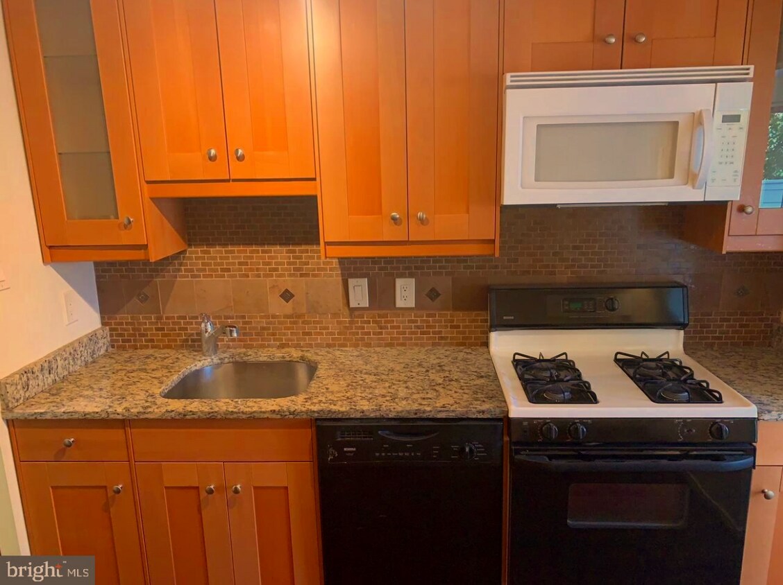 19309 Club House Rd Unit 201, Montgomery Village, MD 20886 Condo for