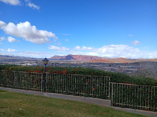 Foto del edificio - Pool, pickleball, views plus 3 bed 2 bath home.