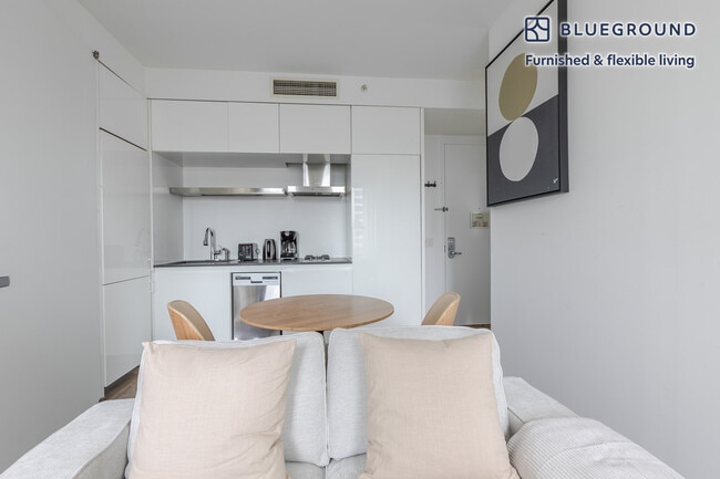 Building Photo - 70 W 45th St