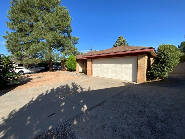 Foto del edificio - 3 Bedroom Single Story Home Available Near...