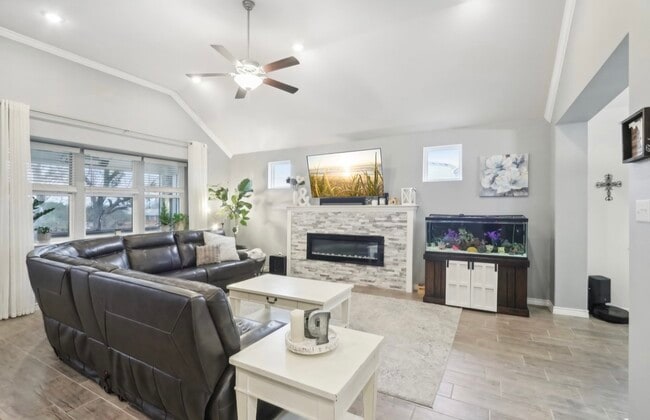 Foto del edificio - 8302 Elander Dr