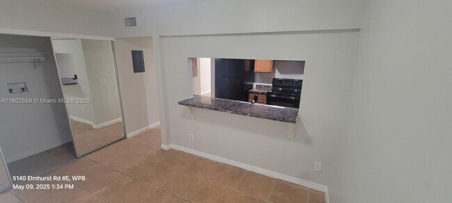 Foto del edificio - 5140 Elmhurst Rd