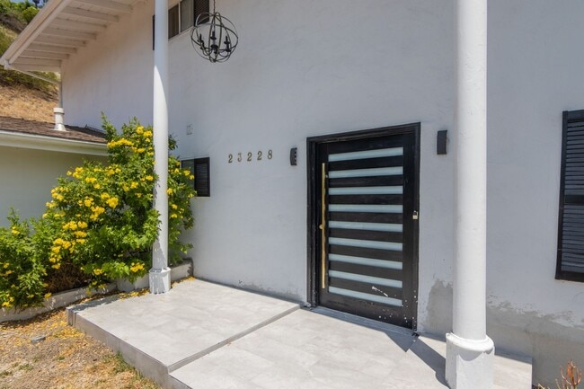 Building Photo - Refreshed 5-bedroom, 3-bathroom home locat...