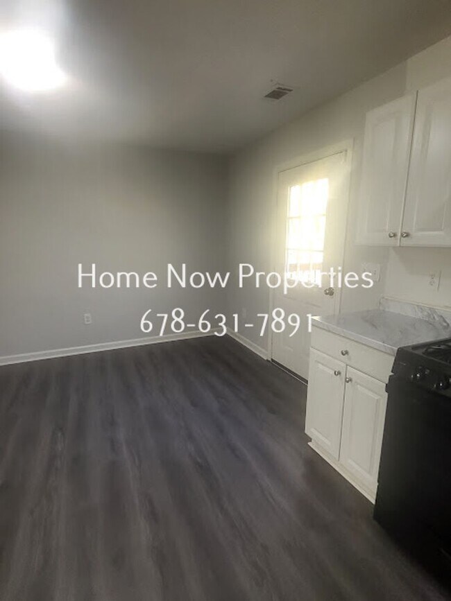 Foto del edificio - Spacious 4BR Home + Bonus Rooms in Mainstr...