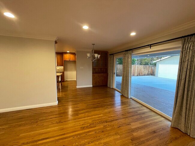 Dining - 434 Wenham Rd