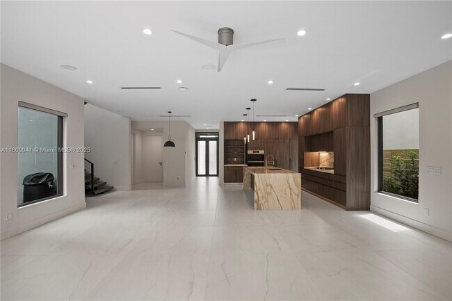 Foto del edificio - 739 NE 17th Way