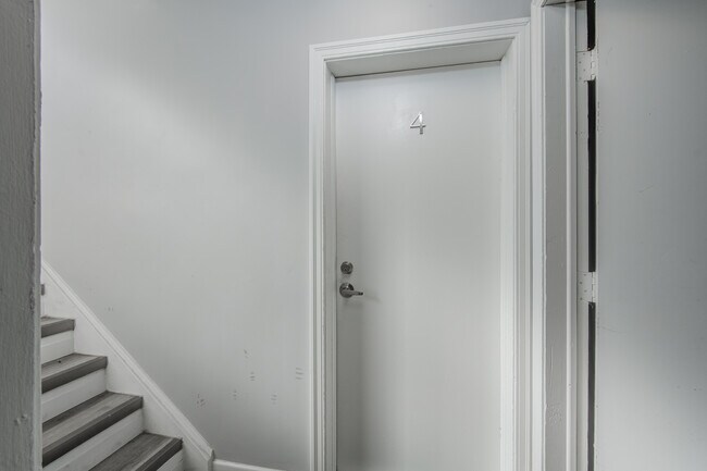 Photo du bâtiment - 1 Bed / 1 Bath Basement Apartment – St. Catharines, ON – $1,149/month (Inclusive Utilities)