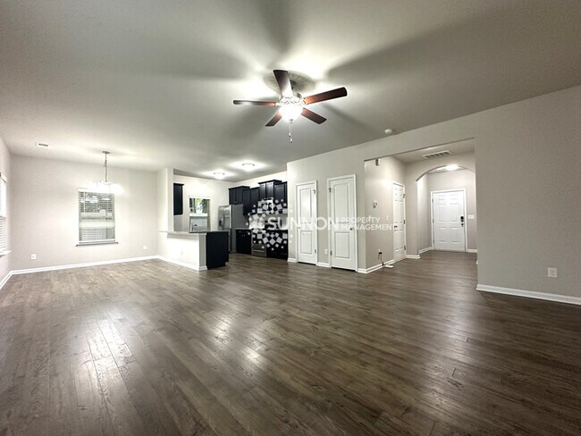Building Photo - 4 Bed 2.5 Bath Home in Northlake