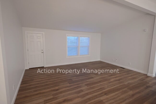 Building Photo - Newly renovated 3 bed 2 bath w/ large 3 bay garage, in Dungeness