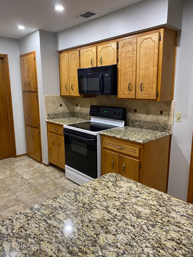 Foto del edificio - 3408 Gladstone Ln