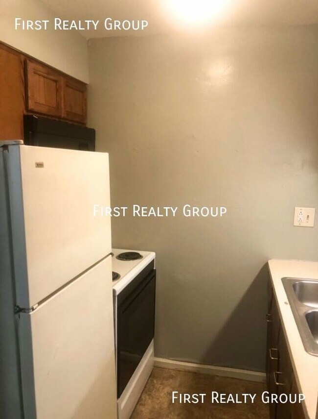Building Photo - Move In Special, $100 OFF September Rent, ...