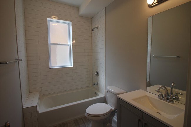 Building Photo - 3644 W Diversey Ave