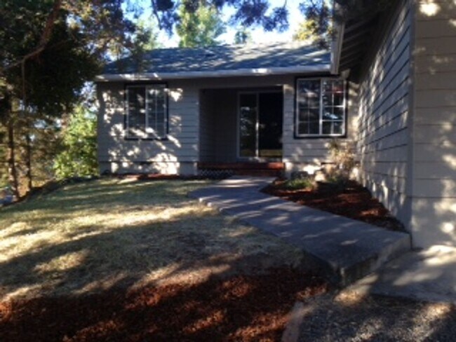 Building Photo - Single level home close to Mt View High Sc...