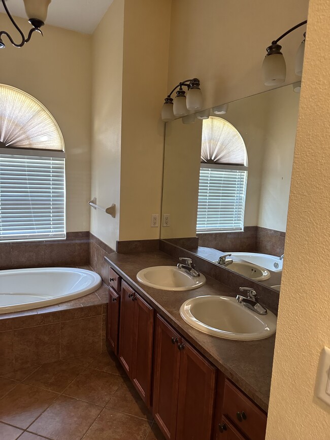 Building Photo - 12350 Creek Edge Dr