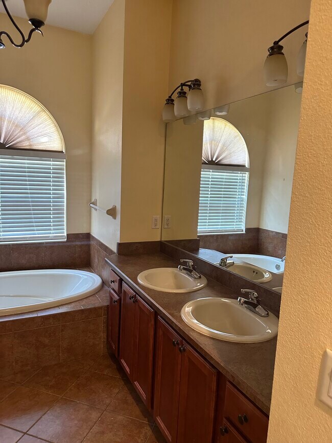 Foto del edificio - 12350 Creek Edge Dr