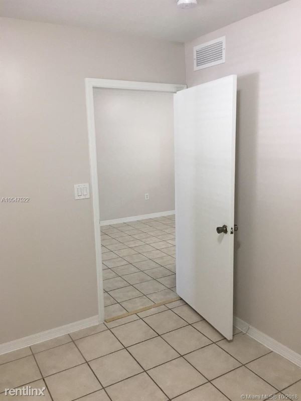 Foto del edificio - 3398 NE 9th Dr