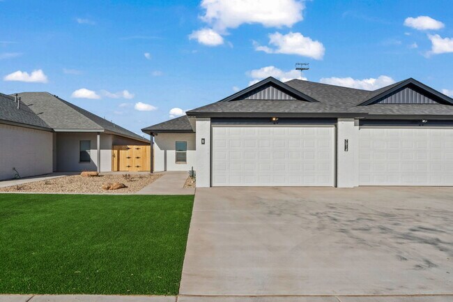 Foto del edificio - Like-new duplex in Frenship East!