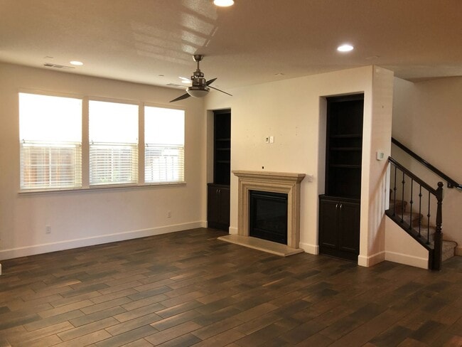 Foto del edificio - Beautiful 4 Bed 3 Bath Near Iron Point wit...