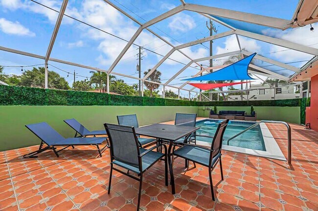 Building Photo - 532 N Palmway