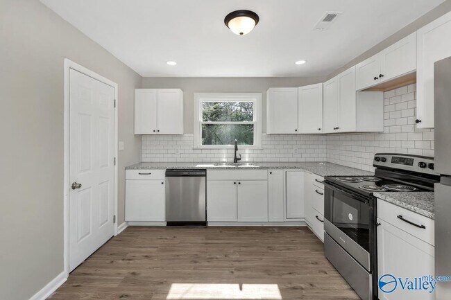 Building Photo - 4304 Lakeview Dr NW