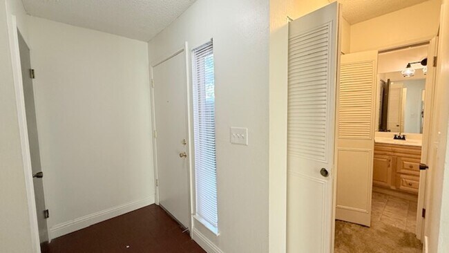 Foto del edificio - Charming 2BD/1.5BA Townhome in Westside Danville- Available NOW!