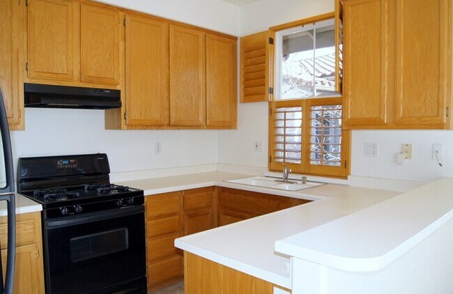 Building Photo - Lovely Rancho Carillo Townhome
